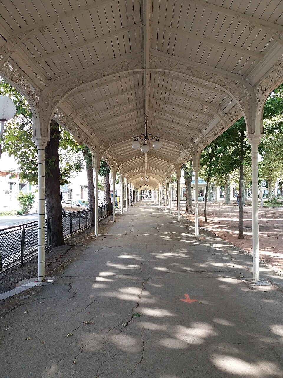 Perspective sous la galerie couverte du parc des Sources à Vichy